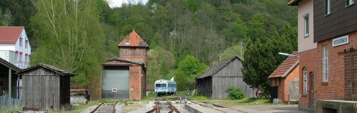 Der Bahnhof von Abtsgmünd-Untergröningen mit Lokschuppen, aufgenommen von M. Schick.